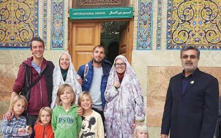 آشنایی جهانگردان سوئیسی با حرم حضرت معصومه(س) آشنایی جهانگردان سوئیسی با حرم حضرت معصومه(س)